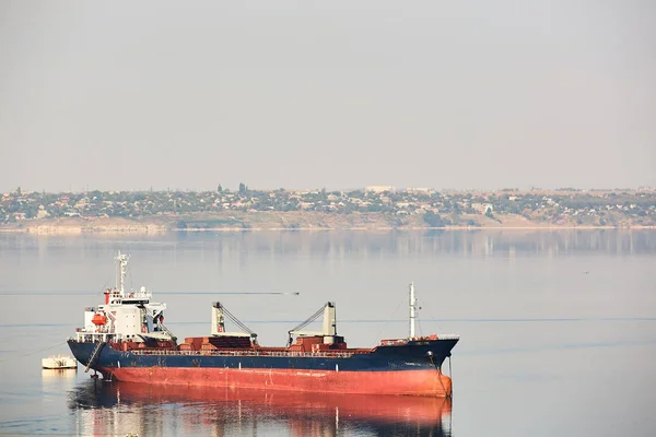 Statek towarowy przewoźnik pusty luzem z dźwigi pokładowe żeglarstwo na spokojnej wodzie rzeki. — Zdjęcie stockowe