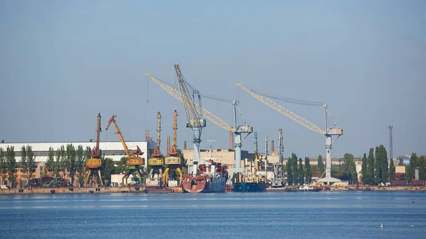 Nikolaev Ukraina - 30 September 2016: Industriella områden av varvsindustrin gården. — Stockfoto