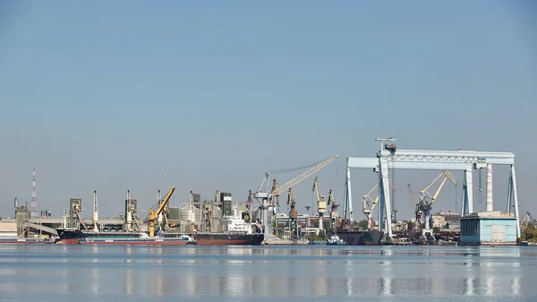 Nikolaev, Ukraine - September 30, 2016: Industrial areas of the shipbuilding yard. — Stock Photo, Image