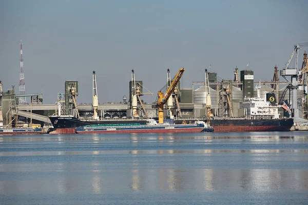 Nikolaev, Ukraine - September 30, 2016: Industrial areas of the shipbuilding yard. — Stock Photo, Image