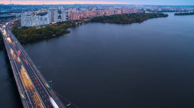 Kiev, Ukrayna'nın başkenti otomobil ve demiryolu Köprüsü. Günbatımı Dinyeper Nehri Köprüsü. Güzel bir gün batımı zemin Kiev karşı Kiev köprü. Akşam güneşiyle Köprüsü