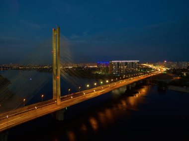 Kiev, Ukrayna'nın başkenti otomobil ve demiryolu Köprüsü. Günbatımı Dinyeper Nehri Köprüsü. Güzel bir gün batımı zemin Kiev karşı Kiev köprü. Akşam güneşiyle Köprüsü