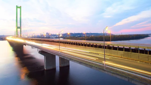 Automobile and railroad bridge in Kiev, the capital of Ukraine. Bridge at sunset across the Dnieper River. Kiev bridge against the backdrop of a beautiful sunset in Kiev. Bridge in evening sunshine — Stock Photo, Image