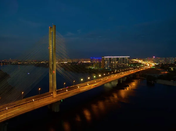 Samochodowe i kolejowe most w Kijowie, stolicy Ukrainy. Most o zachodzie słońca po drugiej stronie rzeki Dniepr. Kijów most na tle pięknego zachodu słońca w Kijowie. Most w wieczorne słoneczko — Zdjęcie stockowe