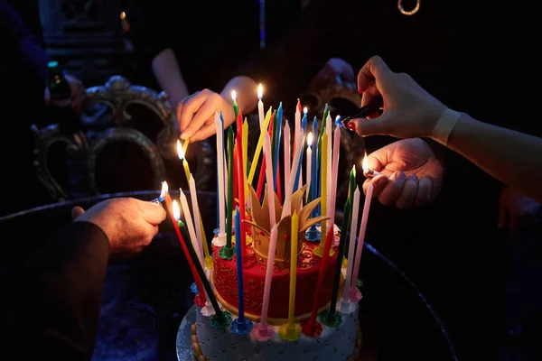 Lángoló csodálatos születésnapi gyertyák. boldog születésnapot. — Stock Fotó