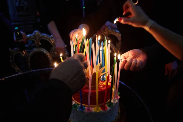 타오르는 놀라운 생일 촛불. 생일 축하해요. — 스톡 사진