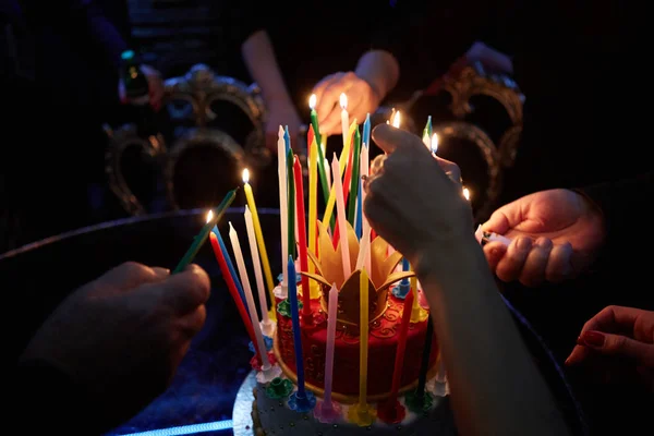 Blazing verbazingwekkende Birthday Kaarsen. Proficiat met je verjaardag. — Stockfoto