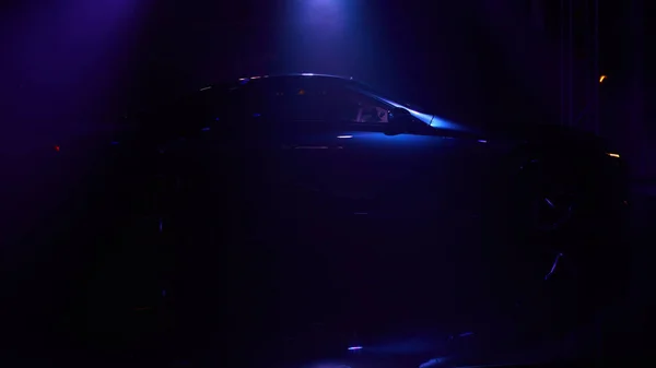 Silhouette des Autos mit Scheinwerfern auf schwarzem Hintergrund. — Stockfoto