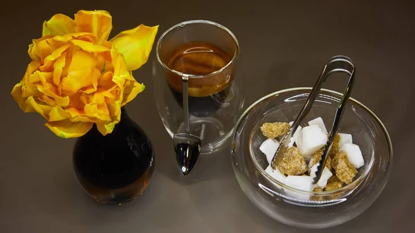 一杯のエスプレッソ コーヒー、砂糖、黄色のチューリップ. — ストック写真