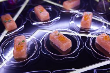 Güzel yemek Ziyafet tablo farklı yemek aperatifler ile dekore edilmiş.