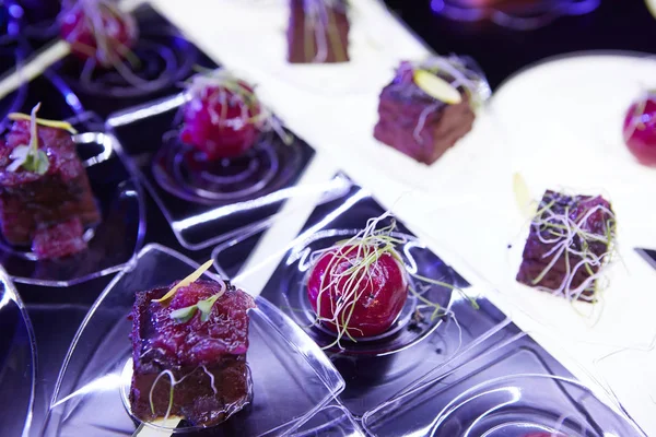 Mesa de banquete de catering lindamente decorada com diferentes lanches de comida . — Fotografia de Stock