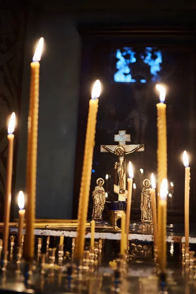 Свічки в православній церкві — стокове фото