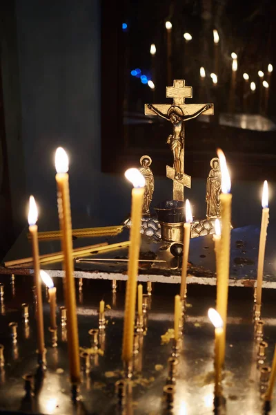 Kaarsen in de orthodoxe kerk — Stockfoto