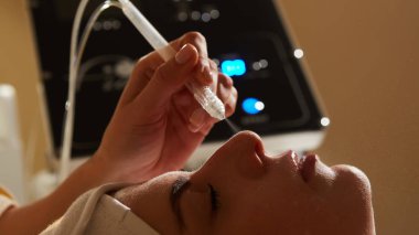 Yüz güzellik bakımı. Tatlı güzel kadının yüz gaz-sıvı oksijen su Epidermal kozmetik merkezinde profesyonel ekipman kullanarak Peeling Başlarken. Cilt bakım kavramı.