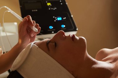 Yüz güzellik bakımı. Tatlı güzel kadının yüz gaz-sıvı oksijen su Epidermal kozmetik merkezinde profesyonel ekipman kullanarak Peeling Başlarken. Cilt bakım kavramı.