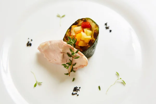 蒸し鶏ササミと野菜。浅い被写し界深度. — ストック写真
