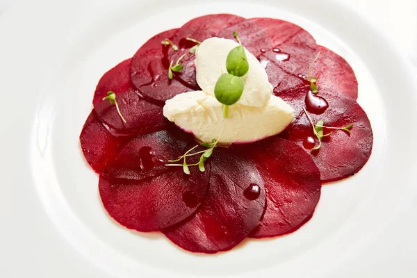 Beet salad with cheese and walnuts — Stock Photo, Image