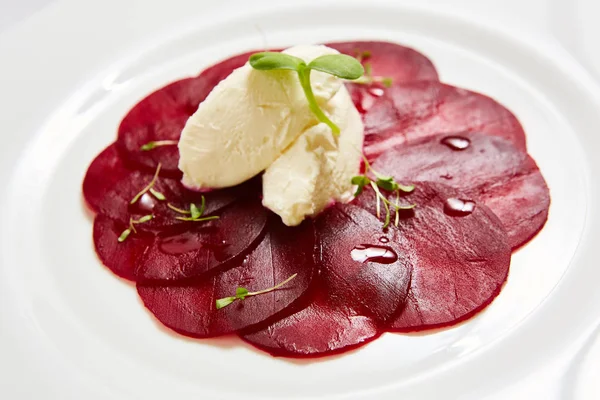 Beet salad with cheese and walnuts — Stock Photo, Image