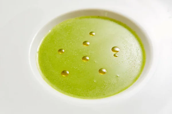 Krémová polévka pyré ze zelených lusků pohled shora — Stock fotografie