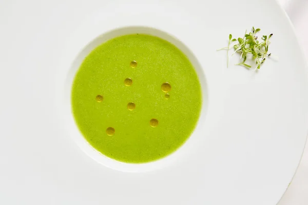 Crema sopa puré de guisantes verdes vista desde la parte superior — Foto de Stock