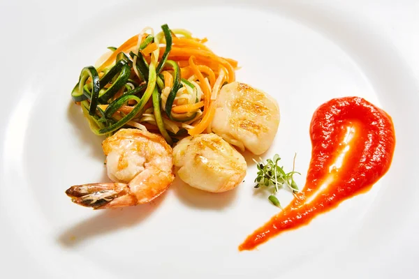 配虾和蔬菜沙拉 — 图库照片