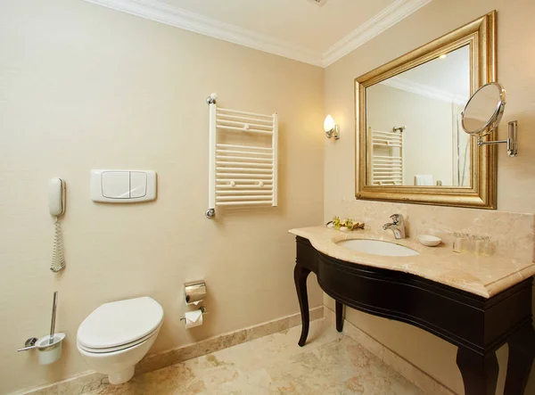 Interiér hotelové koupelny — Stock fotografie
