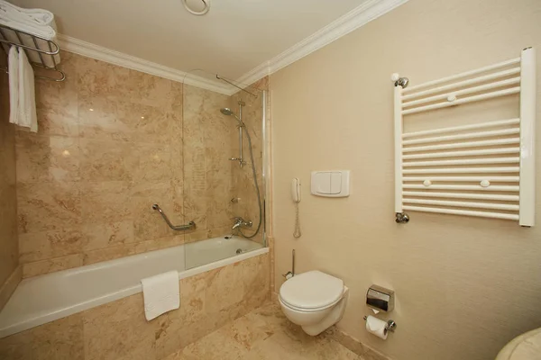 Interior de um banheiro do hotel — Fotografia de Stock