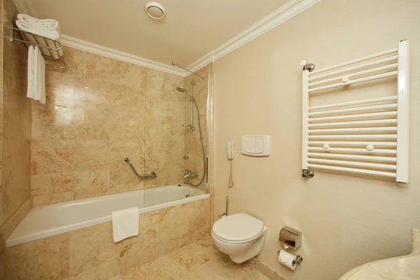 Інтер'єр ванної кімнати готелю — стокове фото