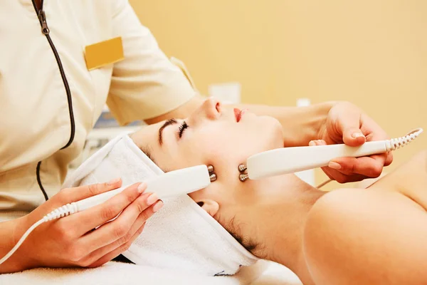 Cosmetology. Beautiful Woman At Spa Clinic Receiving Stimulating Electric Facial Treatment From Therapist. Closeup Of Young Female Face During Microcurrent Therapy. Beauty Treatment. — Stock Photo, Image