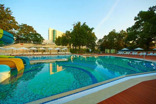 La piscina de lujo en el hotel de 5 estrellas — Foto de Stock