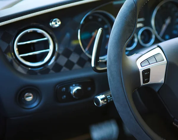 Кнопки управления на руле автомобиля — стоковое фото