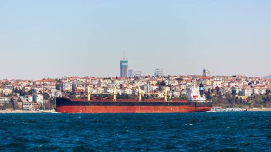 Tanker gemi İstanbul Üsküdar arka plan üzerinde haçlar.