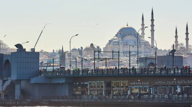 Istanbul, Türkiye - 1 Nisan 2017: Galata Köprüsü ile balıkçılar