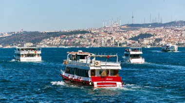 Istanbul, Türkiye - 1 Nisan, 2017: yolcu gemisi boğaz geçiş