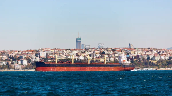 Tanker gemi İstanbul Üsküdar arka plan üzerinde haçlar. — Stok fotoğraf
