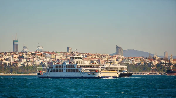 Istanbul, Turkije - 1 April, 2017: passagiersschip overschrijding van de Bosporus — Stockfoto