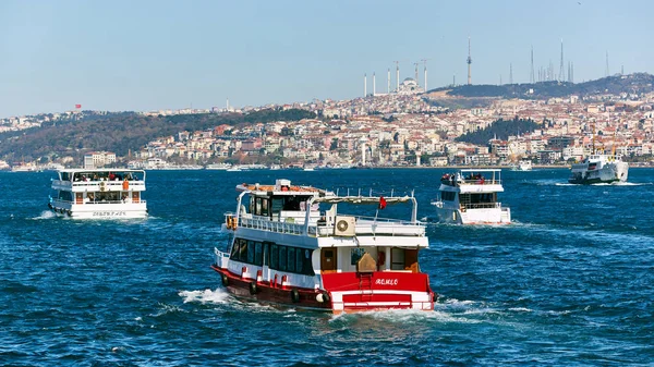 Istanbul, Turkey - 1 April, 2017: Passenger ship crossing Bosporus — Stock Photo, Image