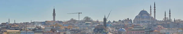 Istambul, Turquia - 1 de abril de 2017: Panorama de Cityscape of Golden horn com edifícios antigos e modernos — Fotografia de Stock