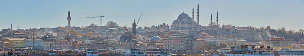 Istanbul, Turkiet - 1 April 2017: Panorama av stadsbilden av Golden horn med antika och moderna byggnader — Stockfoto