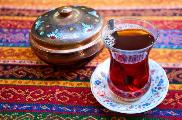 Schwarzer türkischer Tee im traditionellen Glas — Stockfoto