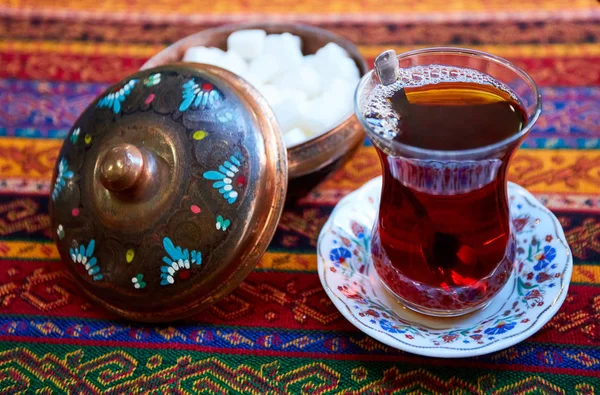 Schwarzer türkischer Tee im traditionellen Glas — Stockfoto