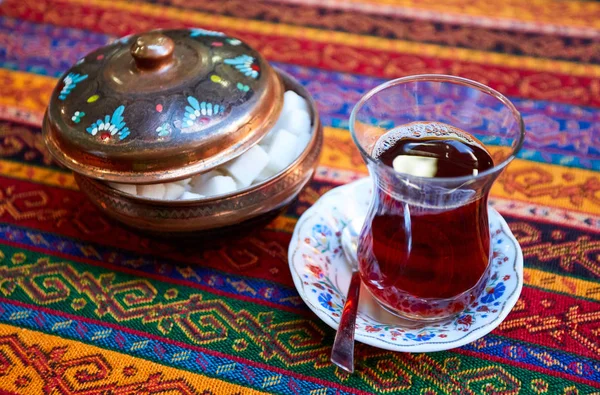 Schwarzer türkischer Tee im traditionellen Glas — Stockfoto