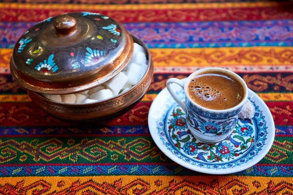 Uma xícara de café turco na mesa — Fotografia de Stock