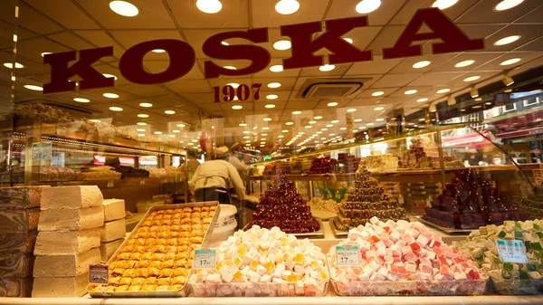Istanbul, Turkey - 1 April, 2017: Different kinds of Turkish delight sweets at the Koska Market. — Stock Photo, Image