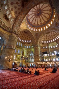 Istanbul, Türkiye - 1 Nisan, 2017: Sultanahmet Camii iç olarak da adlandırılan Sultan Ahmed Camii ya da Sultan Ahmet Camii İstanbul ' Turkey.Ceiling süslemeleri Sultan Ahmed Camii İslam unsurları ile