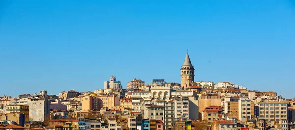 Barrio de Beyoglu arquitectura histórica y torre de Galata monumento medieval en Estambul, Turquía — Foto de Stock