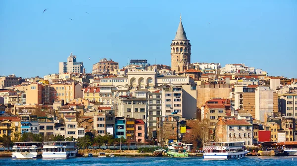 Arquitetura histórica do distrito de Beyoglu e marco medieval da torre de Galata em Istambul, Turquia — Fotografia de Stock