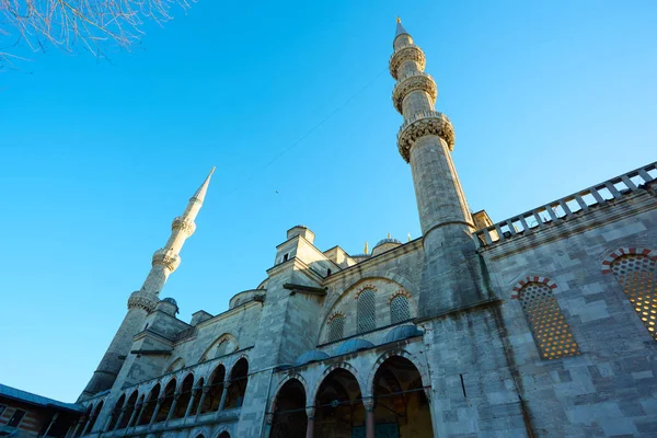 View of the Blue Mosque, Sultanahmet Camii, in Istanbul, Turkey — Stock Photo, Image