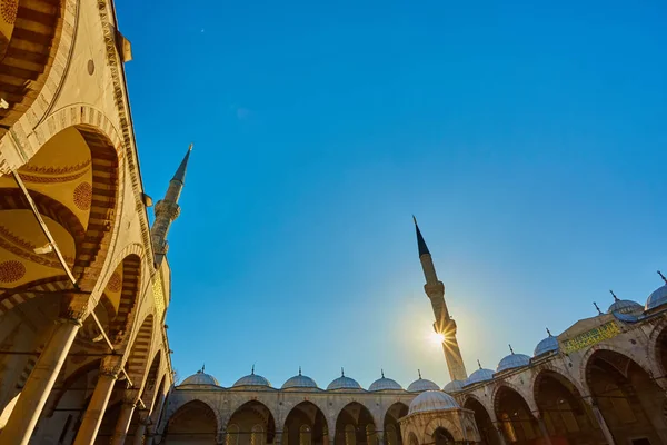 View of the Blue Mosque, Sultanahmet Camii, in Istanbul, Turkey — Stock Photo, Image