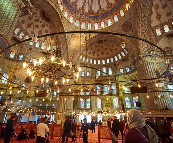 Istanbul, Turchia - 1 aprile 2017: Interno della Moschea blu chiamata anche Moschea del Sultano Ahmed o Moschea del Sultano Ahmet a Istanbul, Turchia. Decorazioni per soffitti con elementi islamici della Moschea del Sultano Ahmed — Foto Stock